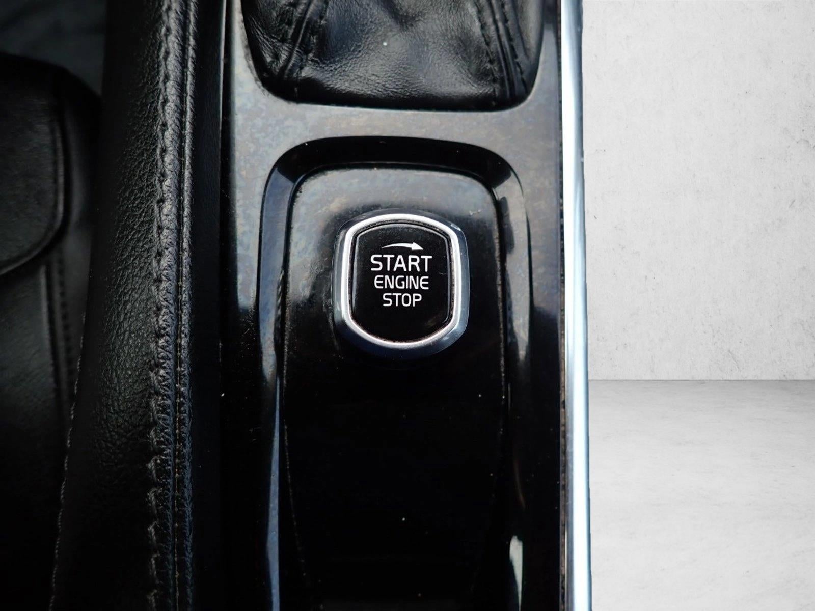 2022 Volvo XC90 T5 Momentum 7 Passenger