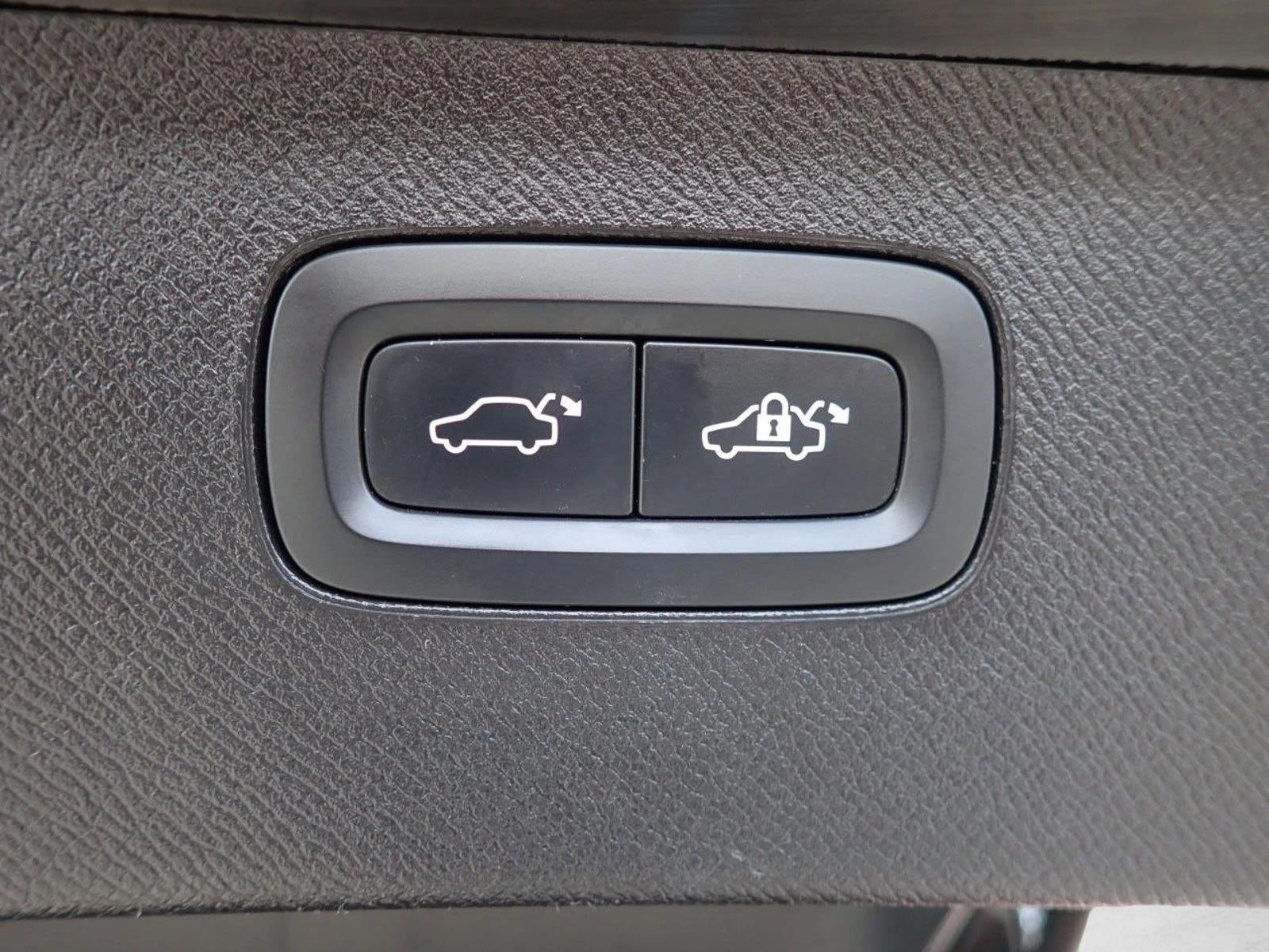 2022 Volvo XC90 T5 Momentum 7 Passenger